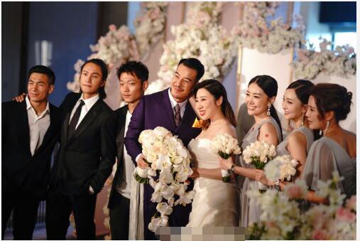 演员海一天结婚了 陈坤以伴郎身份出席婚礼,西装革履超抢镜