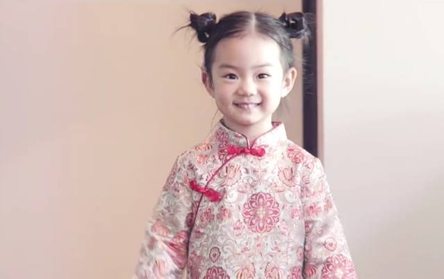 戚薇在化妆女儿却在套路她，Lucky的侧颜和妈妈一模一样