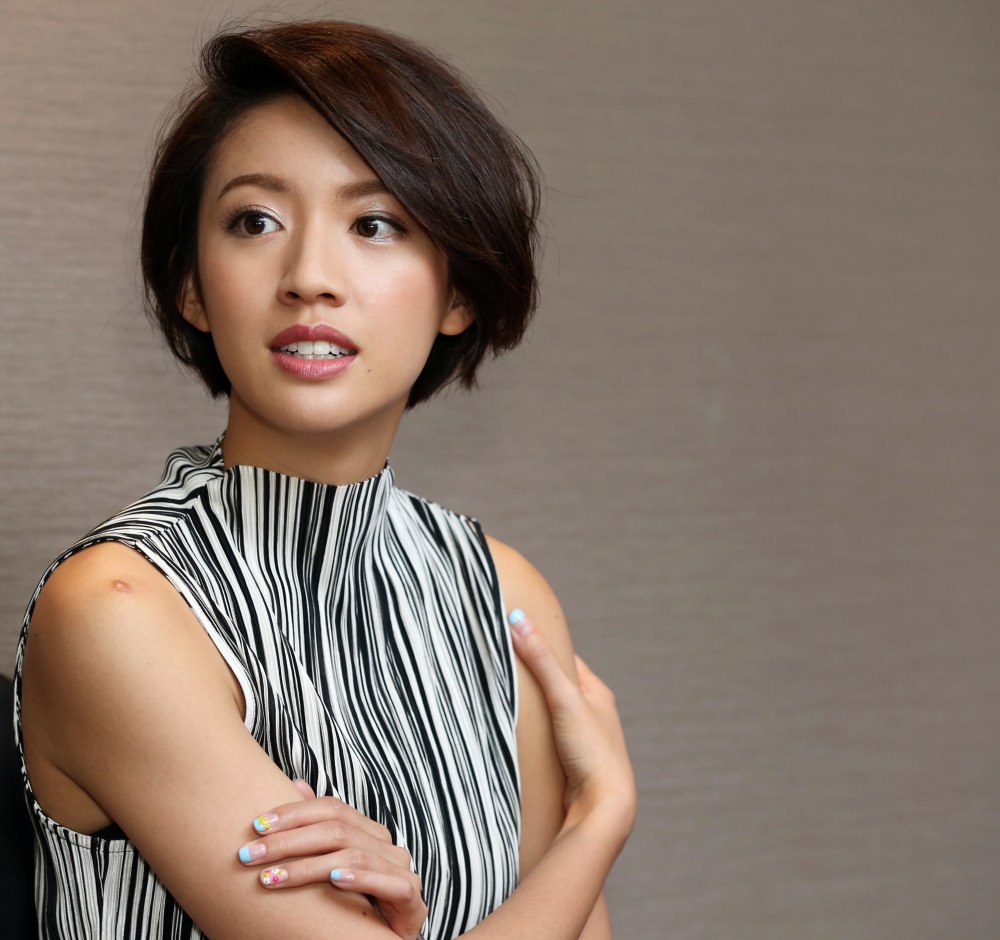 TVB新晋花旦自黑晒素颜照，不惜牺牲形象演龅牙妹够努力