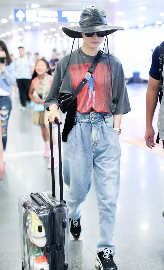 李宇春的“牛仔帽”很拉风，却被透明行李箱抢镜，里面都是名牌鞋