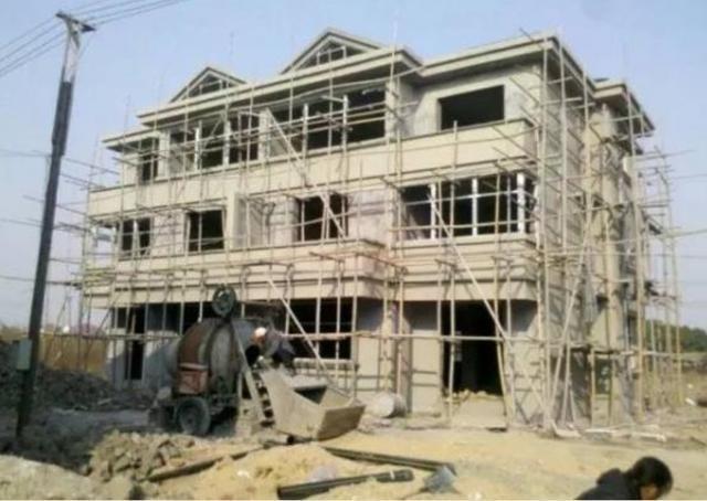 现在农民建房借钱都要建三层楼,专家提出的几点建议还是可以参考