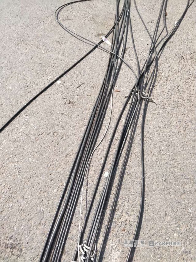 长沙一卡车超高挂住电缆光缆 拉断5根电杆损坏多栋房