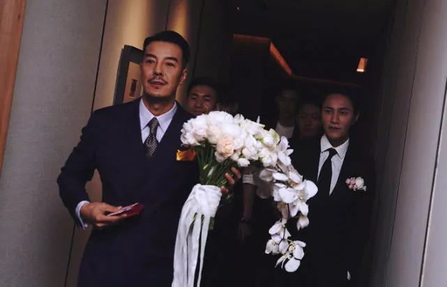 47岁演员海一天大婚，陈坤首次担任伴郎，颜值也太抢镜了
