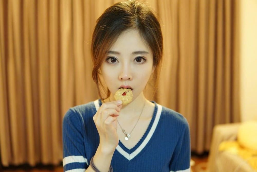 抖音一姐莉哥生日出新歌进军娱乐圈,力压冯提