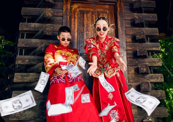 新婚夫妇小木屋拍结婚照,画风温馨搞笑又土豪