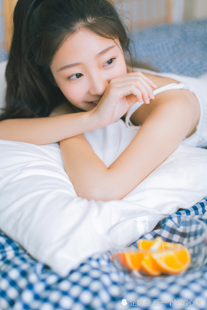丝袜美女吊带酥胸性感,玩猫猫的小女孩
