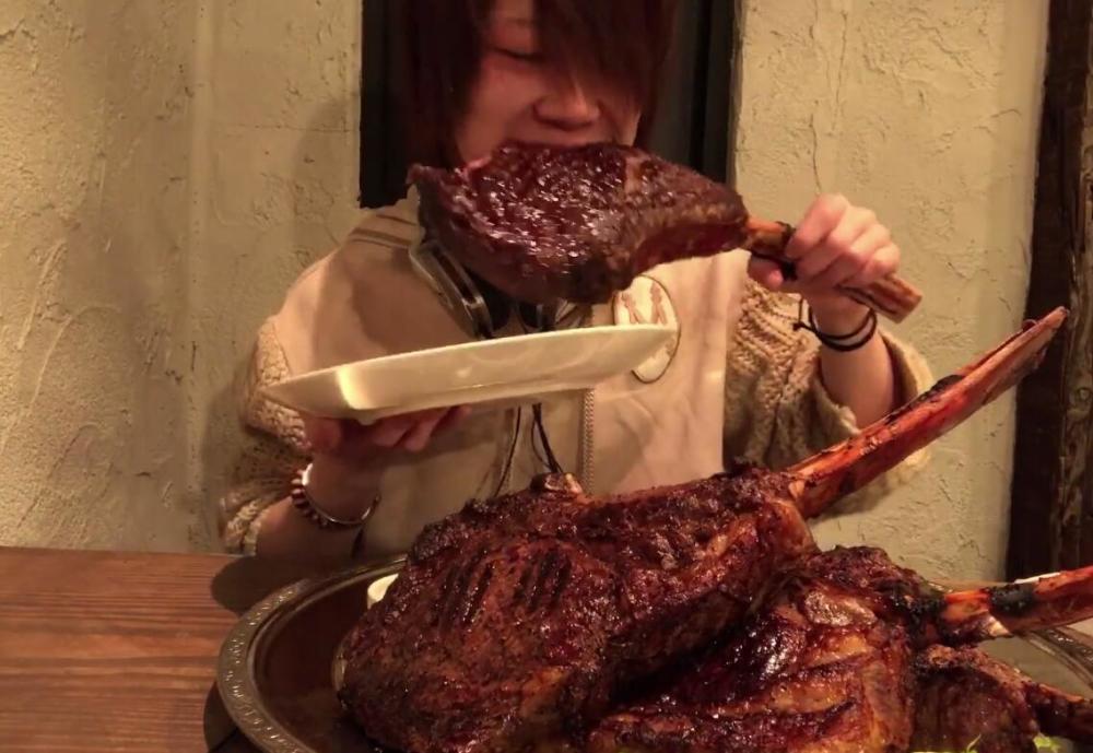 日本小哥直播吃10斤战斧牛排,吃的凶相毕露,网
