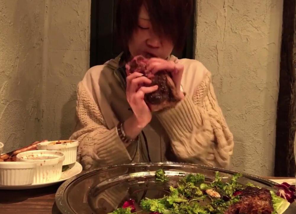 日本小哥直播吃10斤战斧牛排,吃的凶相毕露,网