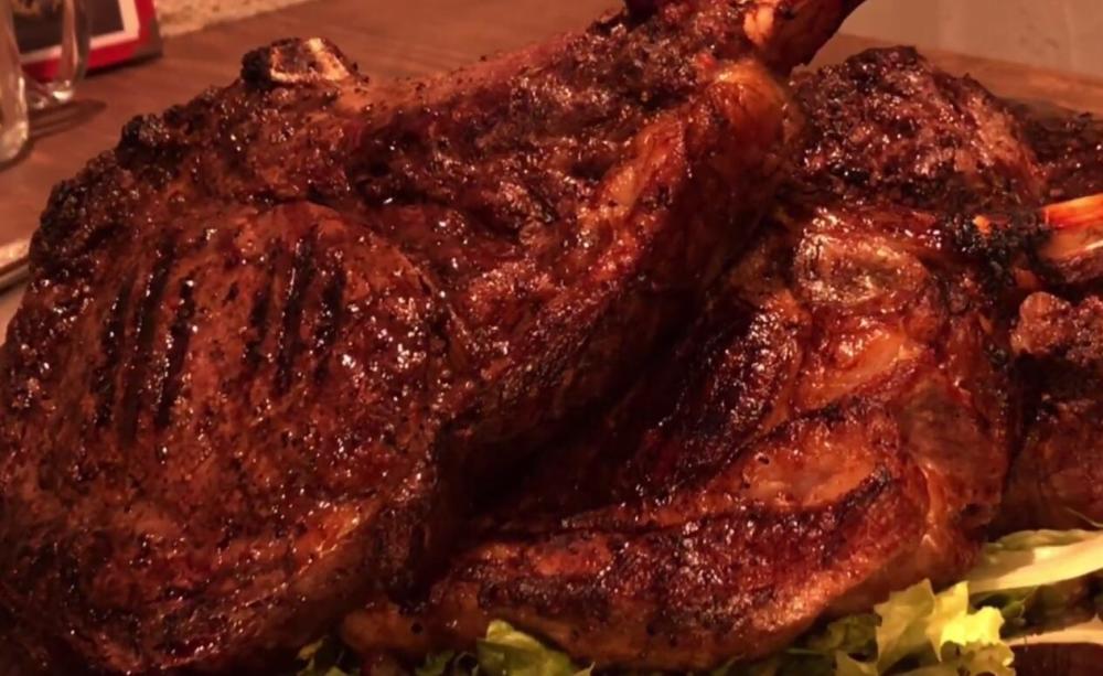 日本小哥直播吃10斤战斧牛排,吃的凶相毕露,网