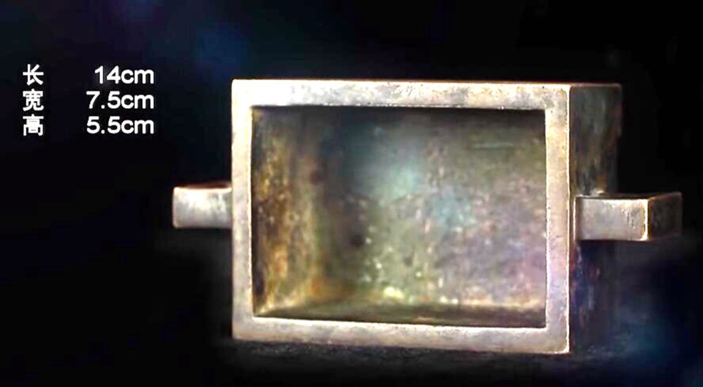 女子拿一只铜炉来鉴定,上面刻有四个字,专家说