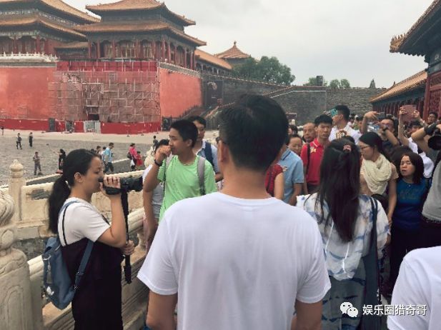 刘烨现身故宫被游客包围，他对游客的态度，让网友再也没有偏见