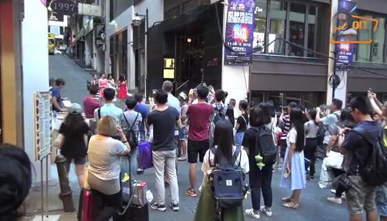 太常见!抖音网友在香港偶遇TVB明星拍戏,街头