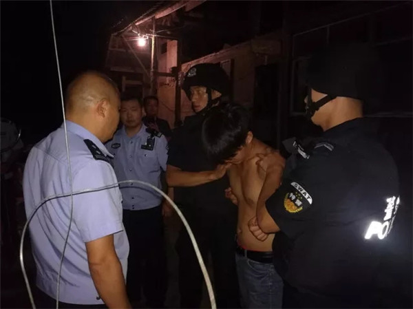 男子持斧挥舞意图纵火! 公安局副局长只身谈判