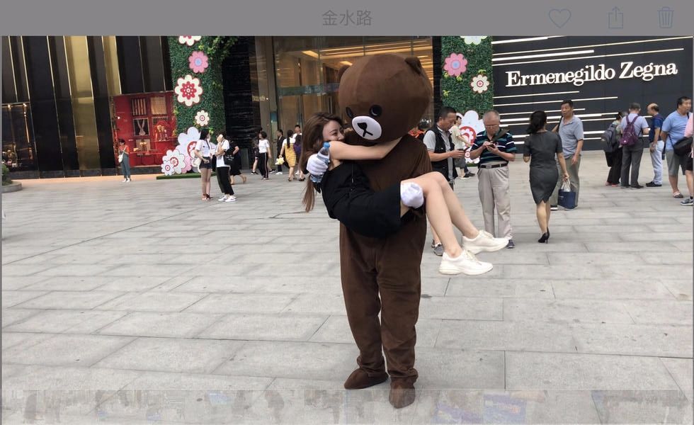 郑州男子扮抖音熊街头求抱抱,来的美女这么多