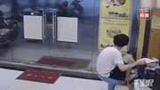 11,搞笑gif:哥们表面稳如狗,内心慌得一批!