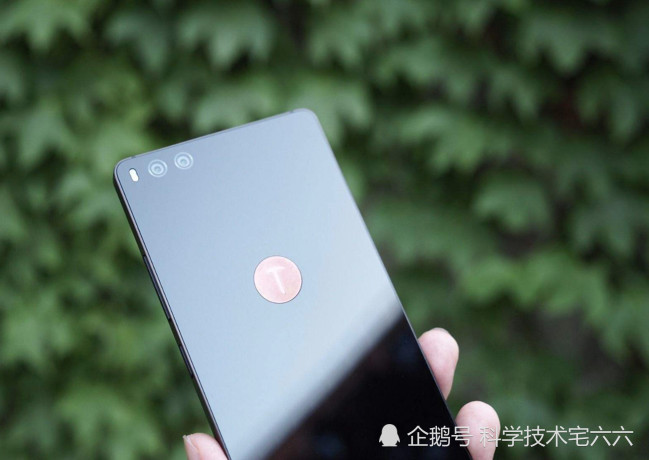 可能是今年质量最差的旗舰手机,情怀手机再现