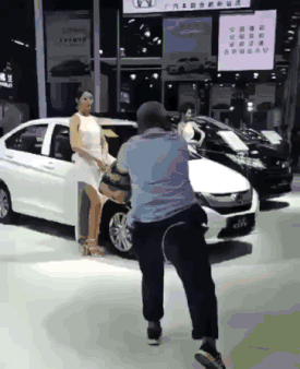 搞笑gif图:世上本没路,走的多了就成了一个圈,大爷,你