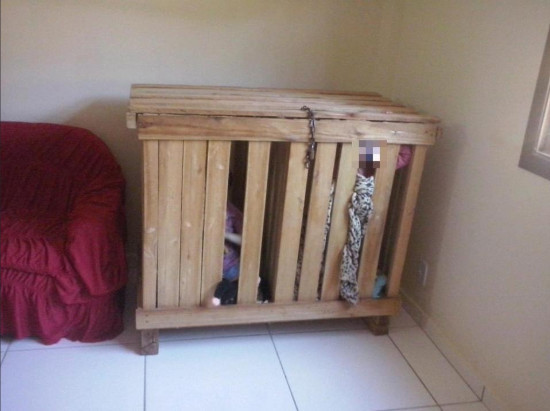 巴西父母上班没时间,竟将3岁双胞胎锁在小木箱
