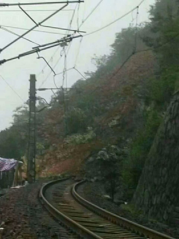 宝成铁路略阳段发生山体塌方 造成铁路运输中断