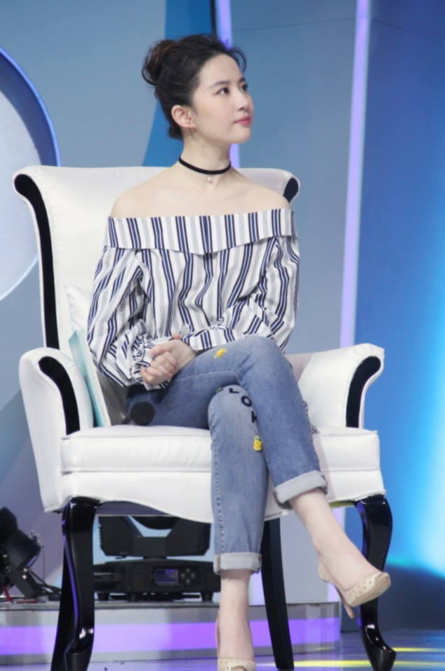 剪了刘海的刘亦菲,将烂大街的白衬衫穿出高级感,清新如18少女
