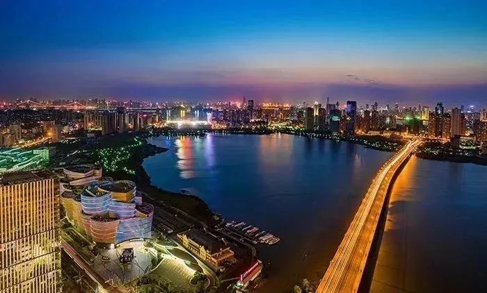 生态休闲 城市绿心 武汉之秀美,在于春林渐盛的生动,出水芙蓉的清绝