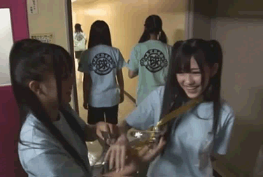 但天黑后三个老兵——一个天主教徒,一个新教徒和一个犹太 人——偷偷