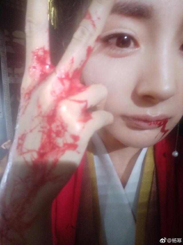 杨幂晒出带颜色自拍 盼大家给扶摇开门 网友:被
