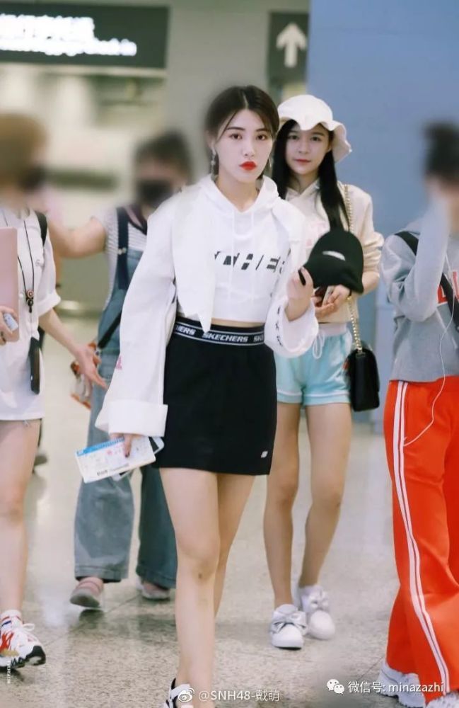 snh48戴萌用卫衣搭配短裙,穿出了更甜美俏皮的感觉.
