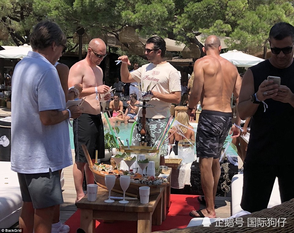 特朗普大儿子与比他后妈还大的女友海滩度假,拥抱激吻