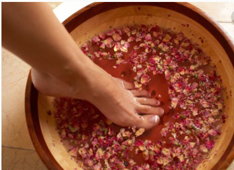 得了脚气瘙痒难耐 把它加到水里泡脚几天就能