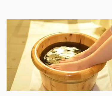 得了脚气瘙痒难耐 把它加到水里泡脚几天就能