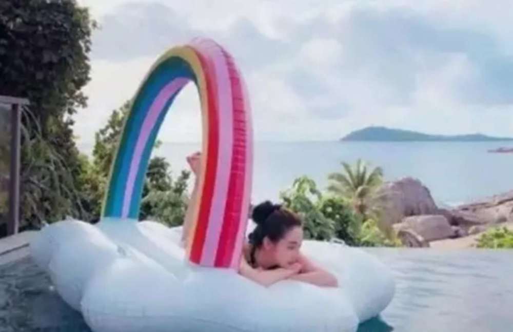 迪丽热巴终于答应粉丝放出泳装照,看到照片后