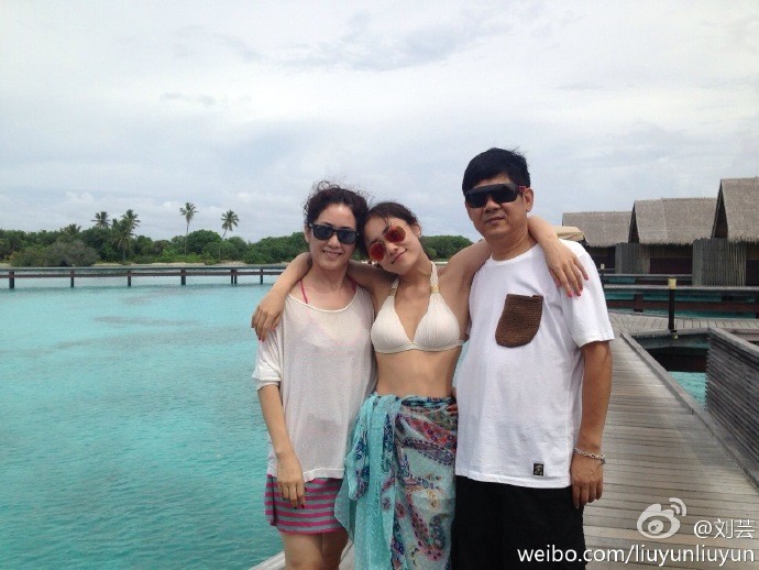 刘芸晒照为妈妈庆生感慨不如漂亮,母女俩年轻时一个模样