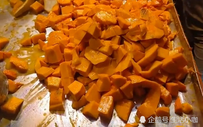 三哥摆摊卖芒果汁,切芒果倒牛奶速度超级猛,