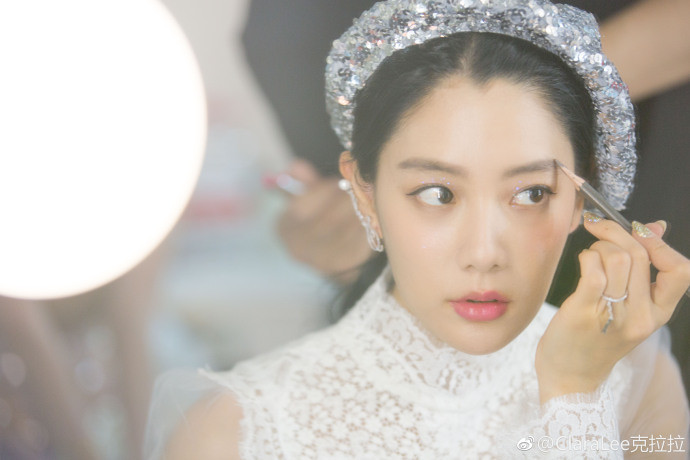 李成敏晒化妆照一身公主装美出花,网友:头上闪