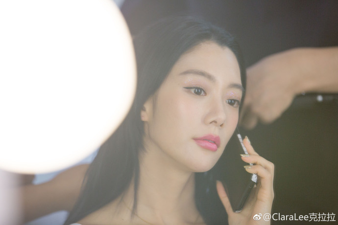 李成敏晒化妆照一身公主装美出花,网友:头上闪