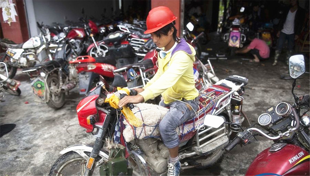 摩托车修理店门口,为什么会放有很多旧摩托?背