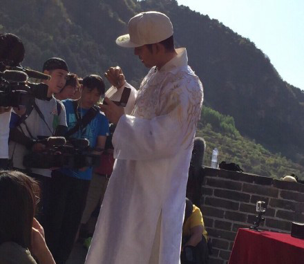 钟汉良化身白衣公子 携妖精亮相跑男_学生时代