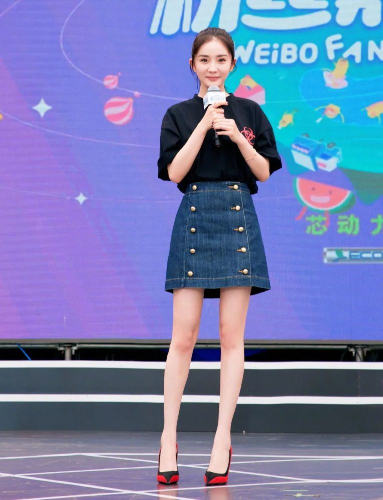 今夏最火的纽扣裙,杨幂和高圆圆谁穿的更美?