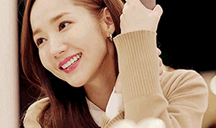 特别是笑起来的时候,弯弯月牙眼,超迷人der