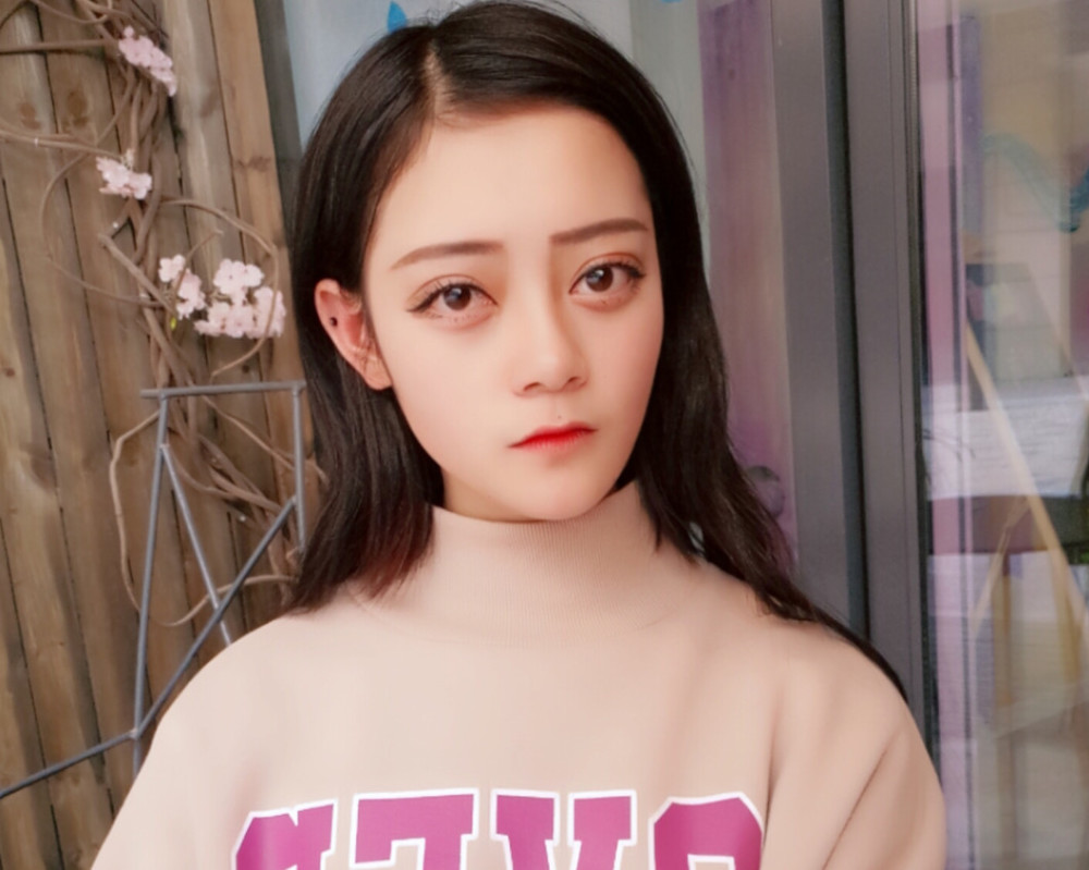 网红因撞脸迪丽热巴,被网友责骂,网友,她红的时