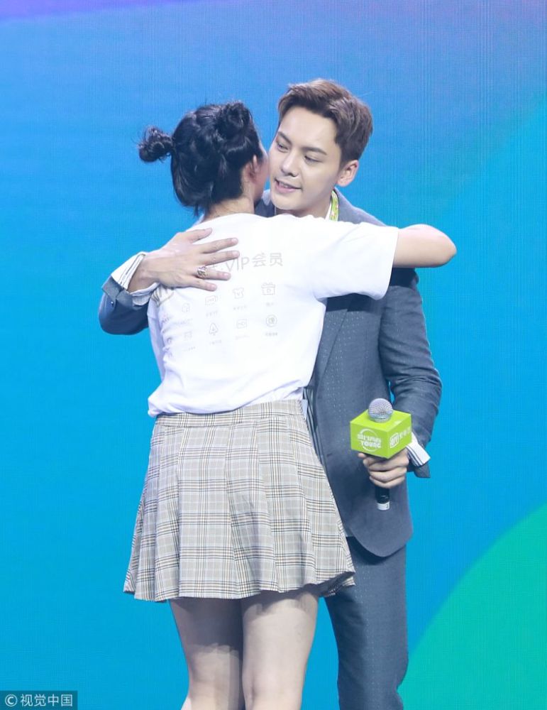 陈伟霆比心“摸头杀”狂撩粉丝 蹲地与5岁小萝莉跳舞童心未泯