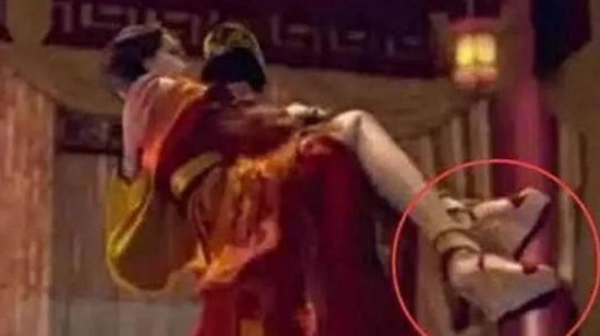最哭笑不得的穿帮镜头，导演你是睡着了吗，才看不到这么多穿帮