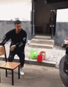 搞笑gif:快看这里有只单身狗,快喂它一把狗粮