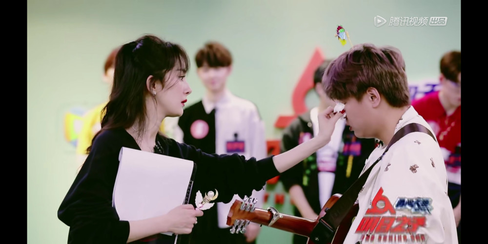 《明日之子2》18强产生,杨幂谈及外公泪撒现场