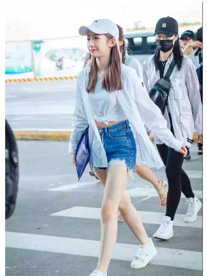 孟美岐抽烟图流出,不良少女是真的?网友:反正穿搭上是