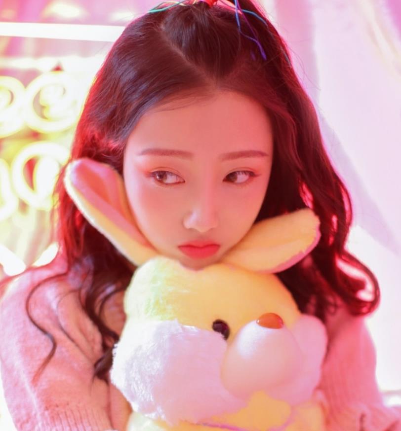 软萌少女长发披肩粉红套装嘟嘴卖萌写真图片