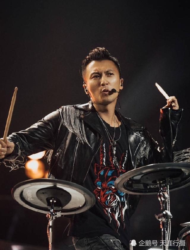 谢霆锋一身皮衣亮相《中国好声音》,帅气不减