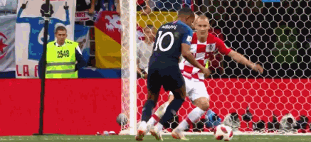 法国4-2克罗地亚 20年后再夺世界杯 姆巴佩格列兹曼破门-第12张图片-世俱杯