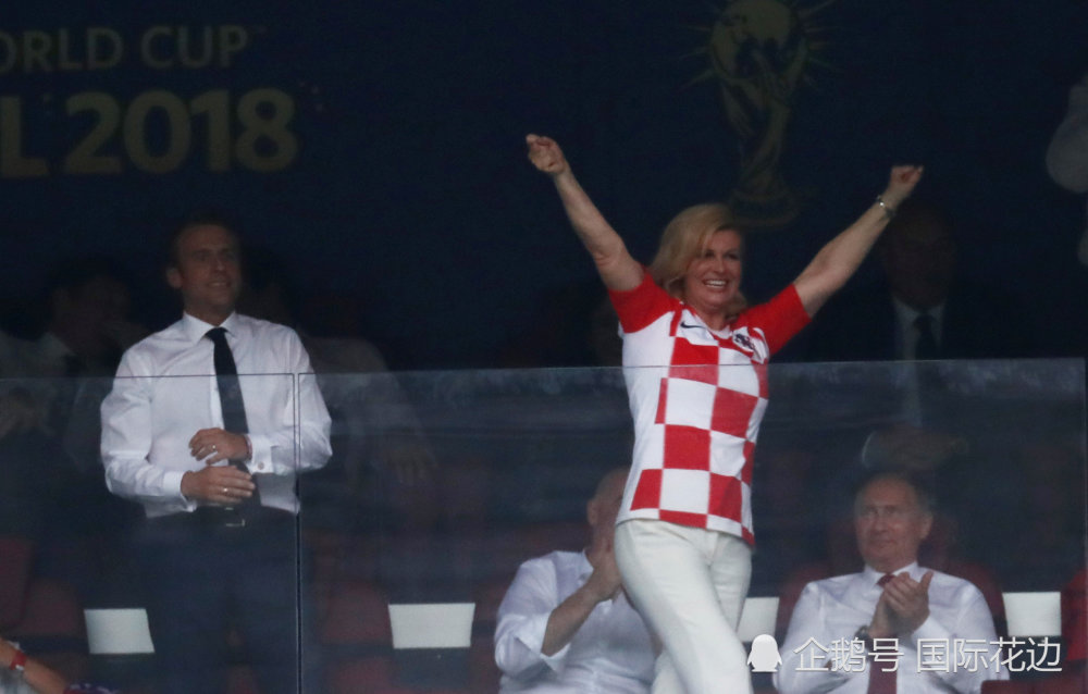 法国夺冠,看台上马克龙和克罗地亚女总统的表
